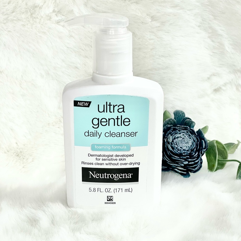 New with tag NEUTROGENA ULTRA GENTLE DAILY CLEANSER. Foaming Formula. Non drying